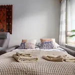 Spacious 1br In Centre Of With Free Parking דירה רובניימי