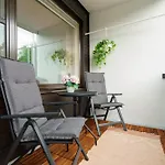 Spacious 1br In Centre Of With Free Parking דירה רובניימי