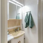 דירה Spacious 1br In Centre Of With Free Parking רובניימי
