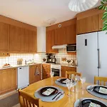 Spacious 1br In Centre Of With Free Parking דירה רובניימי