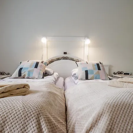 Spacious 1br In Centre Of With Free Parking *